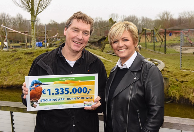 Directeur David van Gennep met cheque en Caroline Tensen.