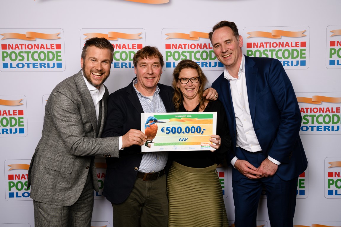 Davind van Gennep en Irma Kalkhoven van Stichting AAP met een cheque.