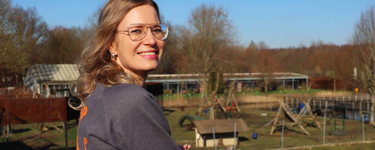 Kelly, gedragsbiologe bij Stichting AAP.